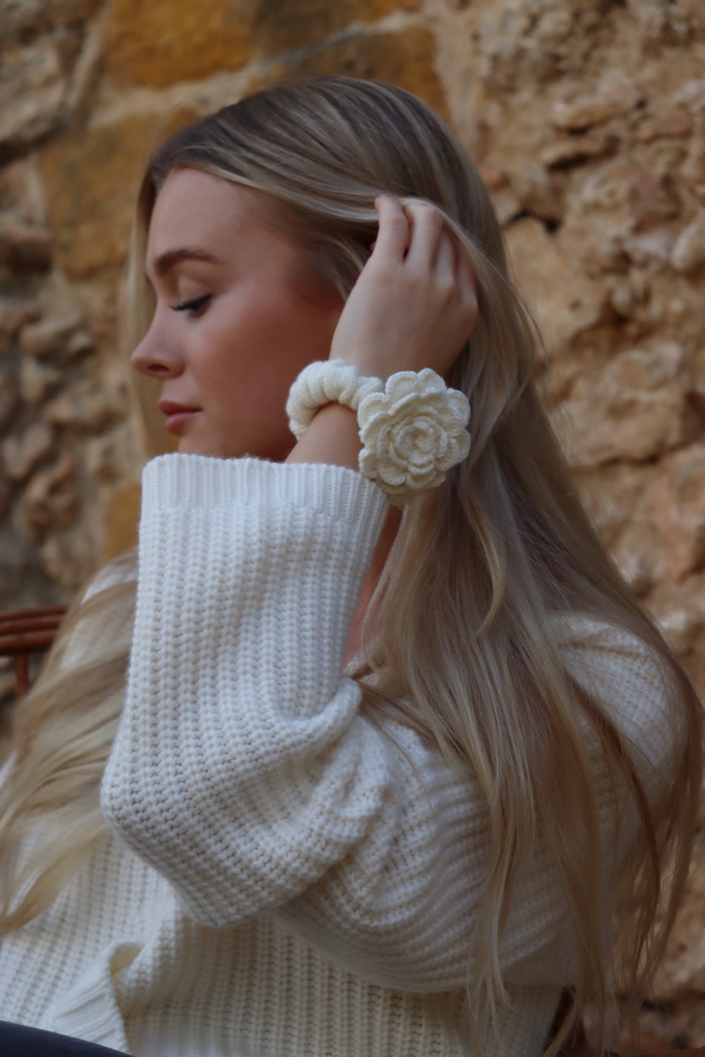 Small Scrunchie w/Flower - Off White